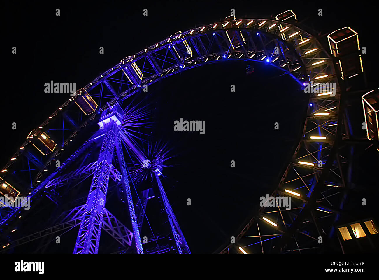 Wiener Riesenrad, von unten gesehen, ist Blau beleuchtet Stockfoto