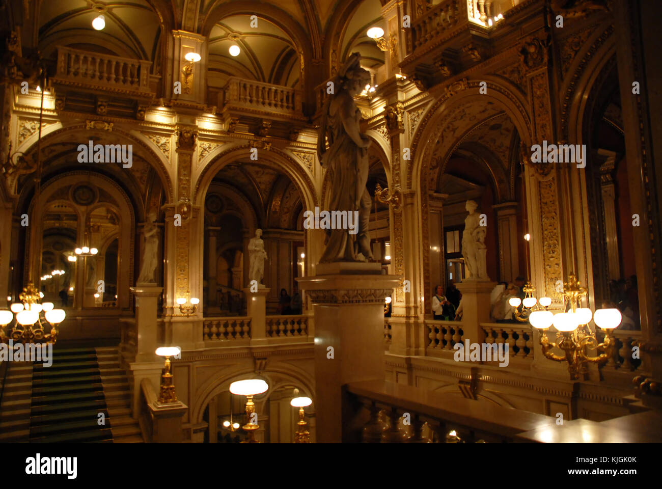 Wien, Österreich - 10. Oktober 2014: Marmortreppe an der Wiener Staatsoper Stockfoto