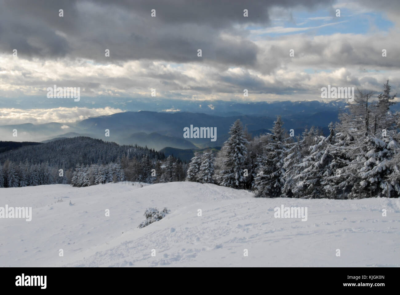 Blick auf die winterlichen österreichischen und slowenischen alpen vom Schöckl, Graz, Österreich Stockfoto