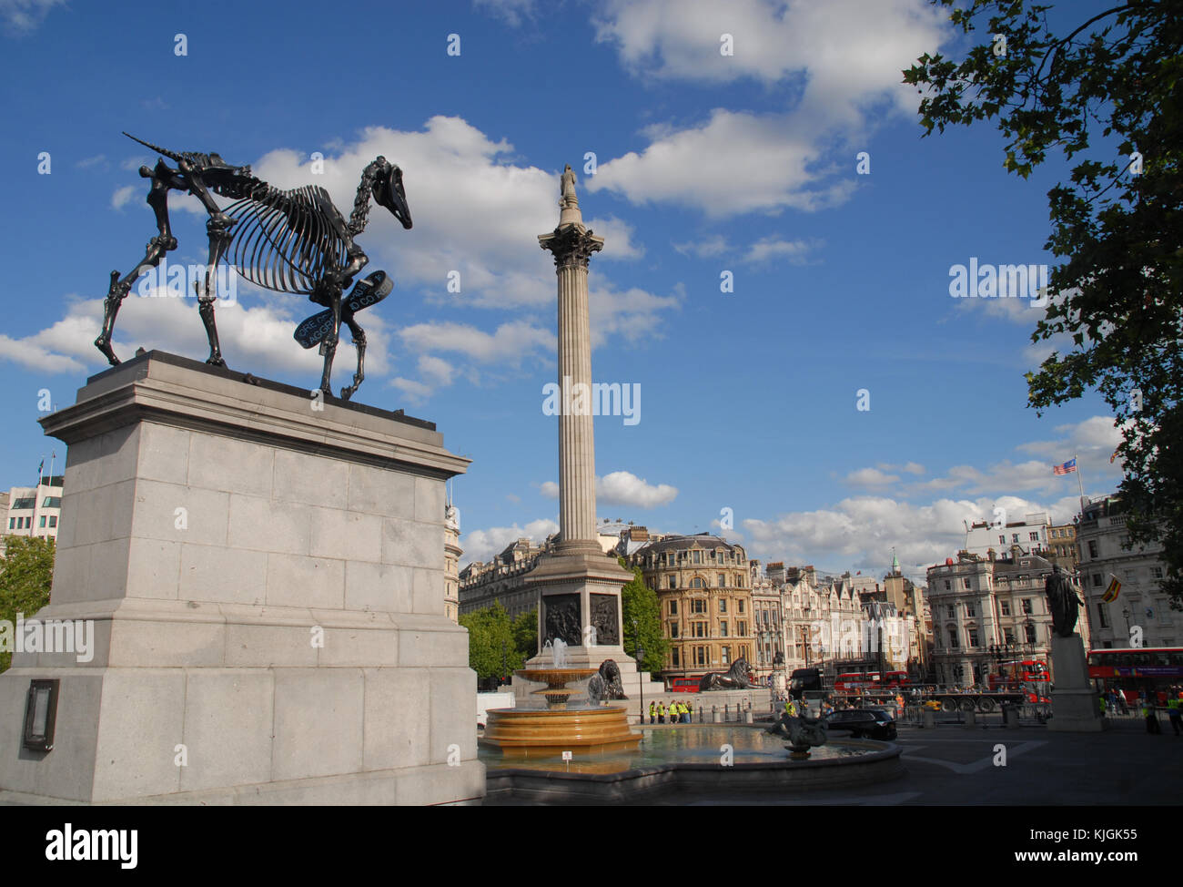 London, Großbritannien - 6. Juni 2015: Geschenk Pferd und Lord Nelson Denkmal auf trafelgar Square Stockfoto
