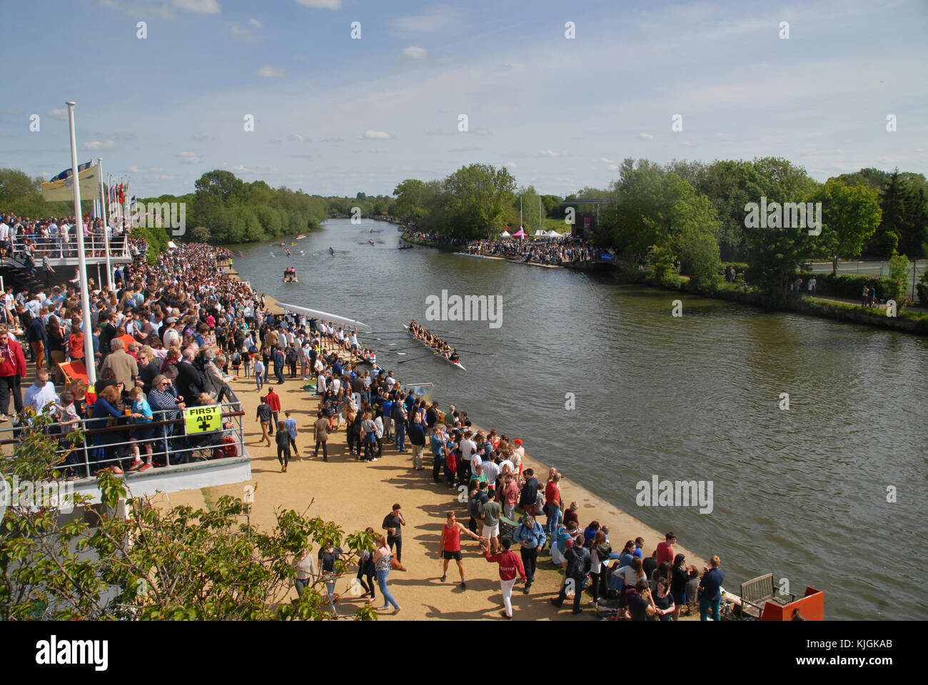 Oxford, Großbritannien, 30. Mai 2015: Blick auf Sommer achter rudern Wettbewerb von einer Plattform Stockfoto