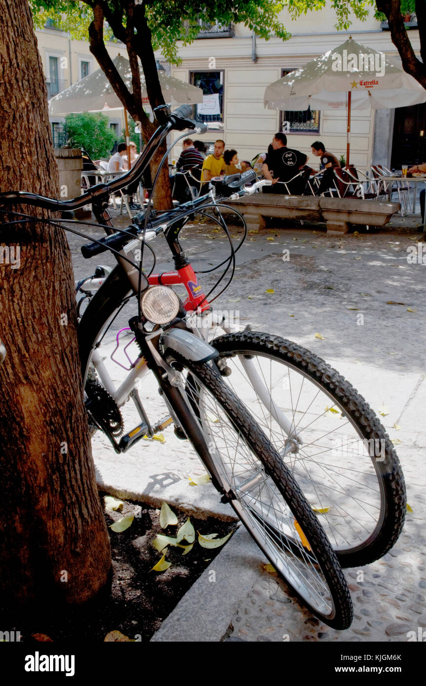 Zwei Fahrräder geparkt und Terrasse. Cruz Verde Square, Madrid, Spanien. Stockfoto