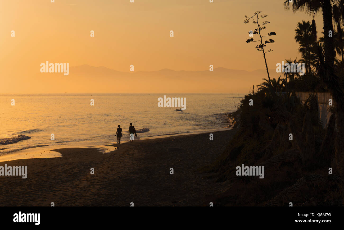 Costa del Sol, Provinz Malaga, Andalusien, Südspanien. Strand bei Sonnenuntergang vor der Marbesa Entwicklung in den Las Chapas Zone zwischen Fuengir Stockfoto