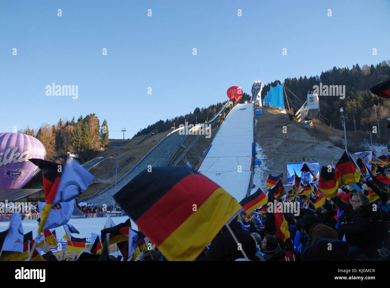 Garmisch - Partenkirchen, Deutschland, Januar 1, 2017: Neue Jahre Skispringen event, von den Menschenmassen durch deutsche Fahnen umgeben gesehen Stockfoto