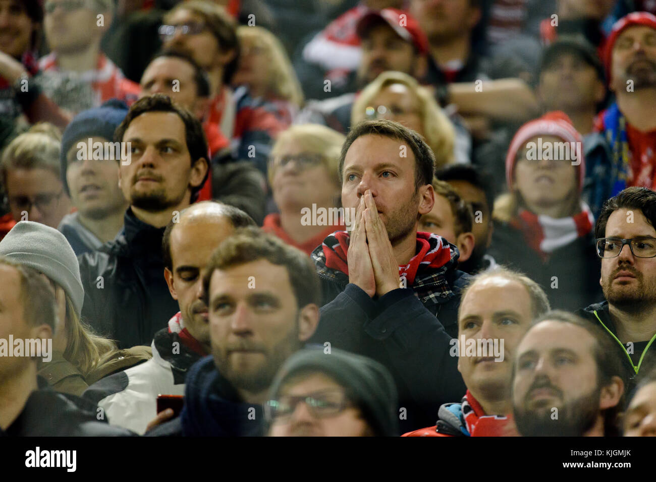 KÖLN/DEUTSCHLAND – 2. November 2017: Fans des FC Köln sehen am 2. November im RheinEnergieStadion das Spiel gegen den FC BATE mit Unruhe Stockfoto