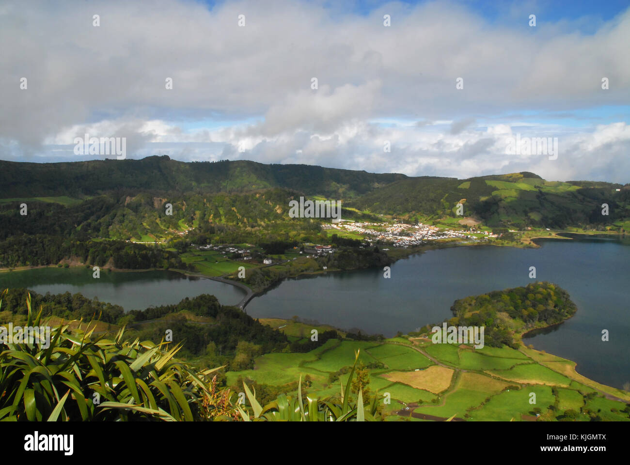 Anzeigen von Sete Cidades, Lagoa Verde und Lagoa Azul in Sao Miguel, Azoren, Portugal Stockfoto