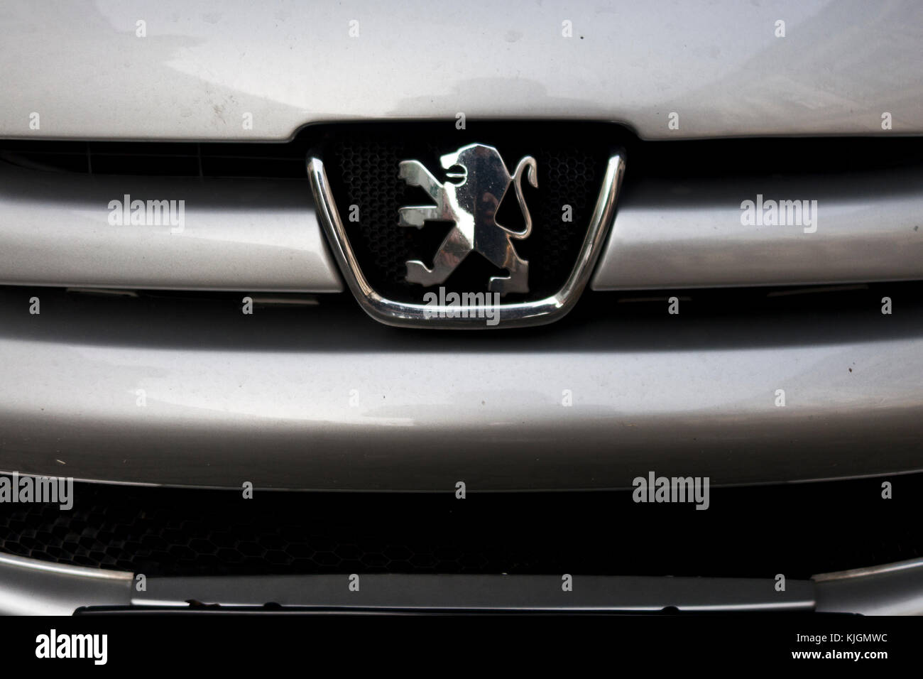 Peugeot Logo auf einem Auto Kühlergrill Stockfoto