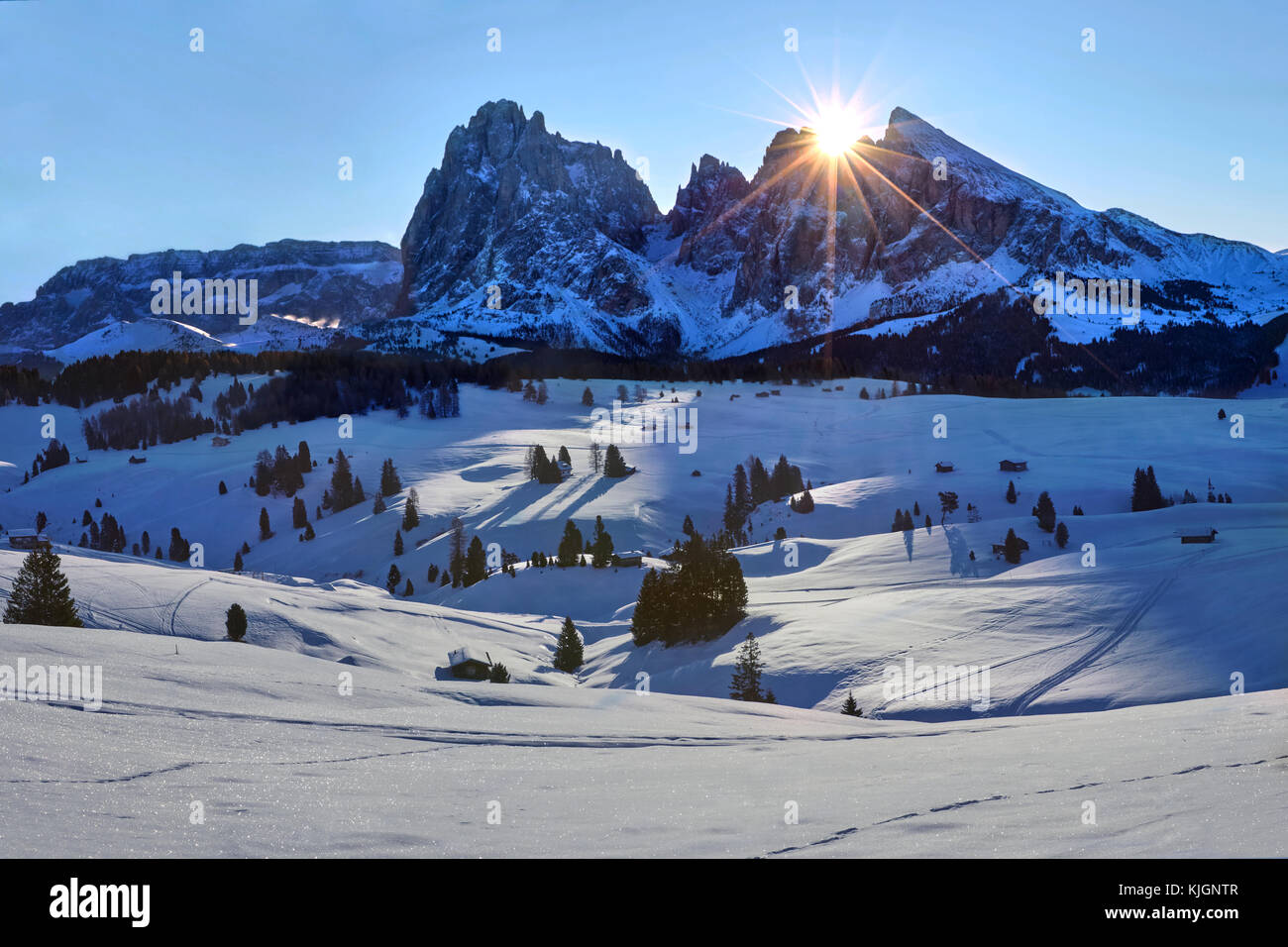 Winter Sonnenaufgang über Seiser Alm mit Blick auf den Langkofel und Plattkofel, Dolomiten, Italien Stockfoto