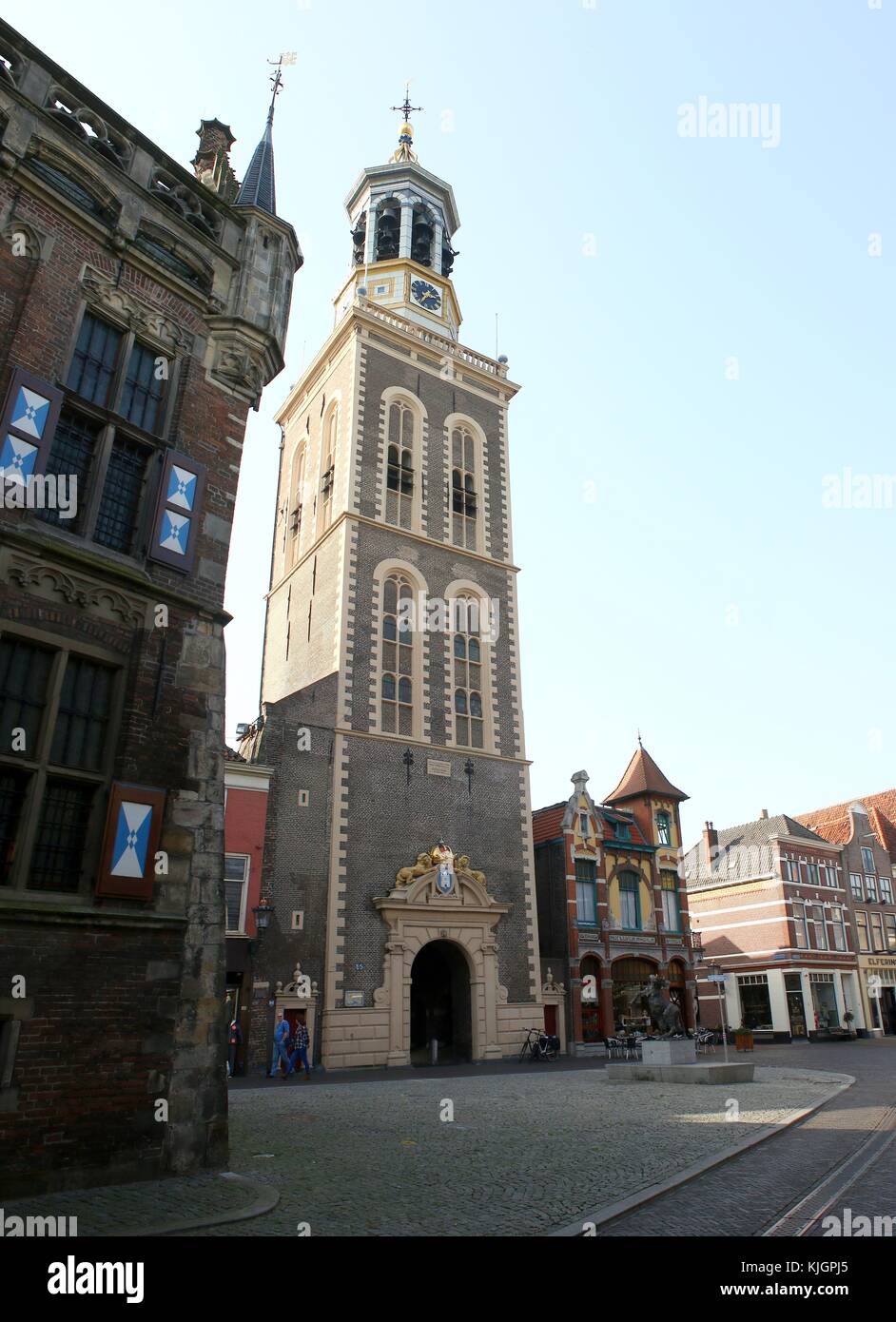 17. jahrhundert Nieuwe Toren (Neue Toren) in der alten Innenstadt von Kampen, Niederlande. Auf der linken Seite aus dem 14. Jahrhundert im gotischen ehemaligen Rathaus. Stich von 3 Bilder Stockfoto