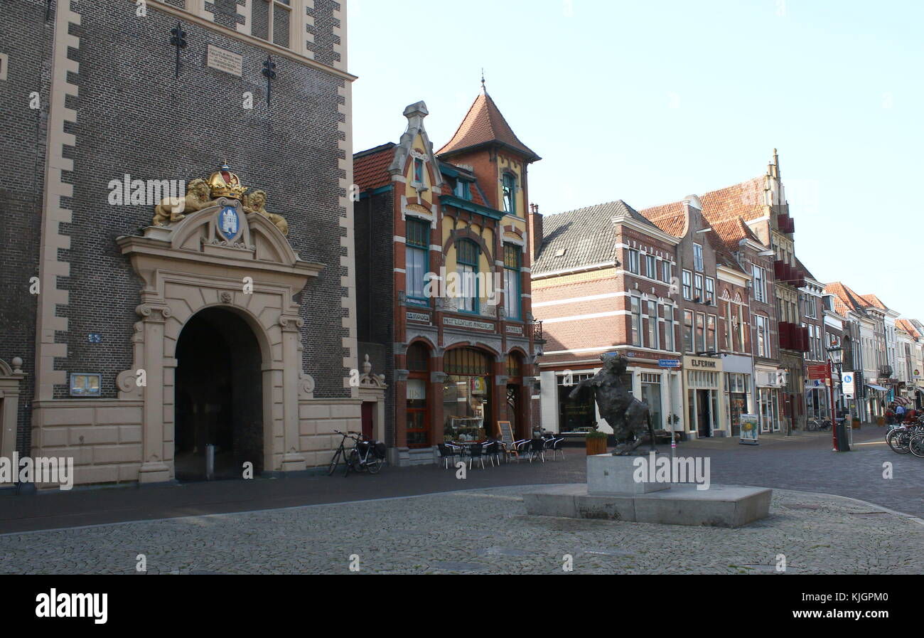 Oudestraat, Innenstadt von Kampen, Overijssel, Niederlande. Eingang zum 17. Jahrhundert Nieuwe Toren - Neue Toren. Stockfoto