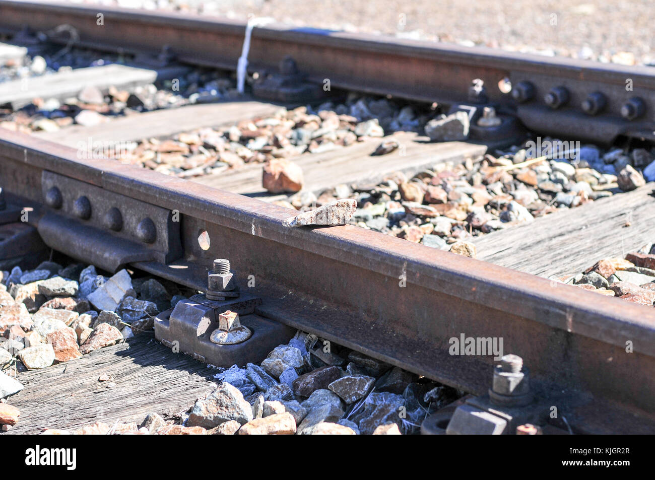Eisenbahnschienen dienen der Cullinan Diamond Mine in Südafrika. Stockfoto