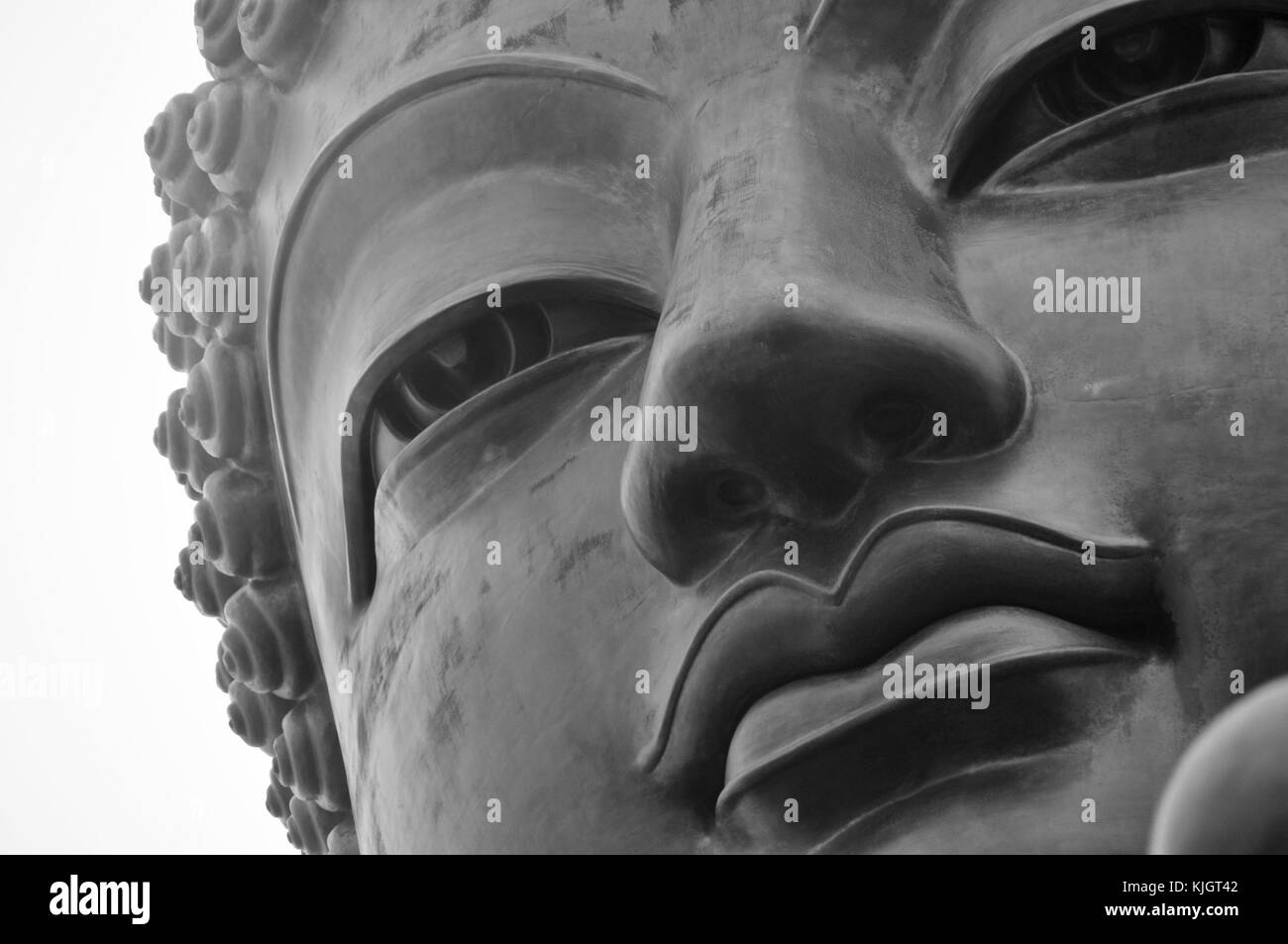 Tian Tan Buddha von Hong Kong eingehüllt in Nebel. Stockfoto