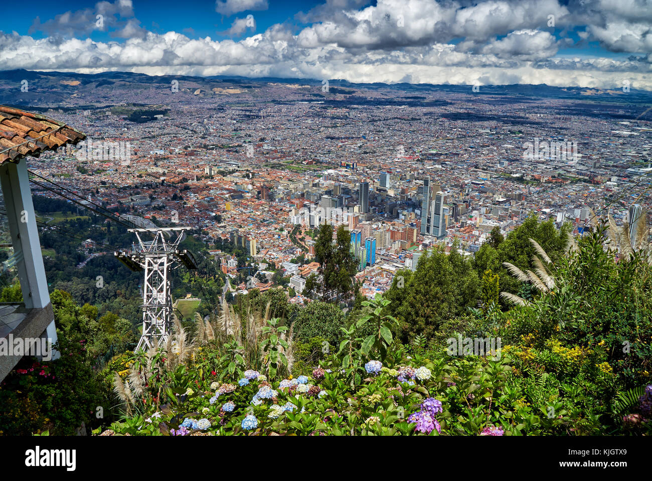 Vögel Auge Ansicht von Cerro de Monserrate Berg in Bogota, Kolumbien, Südamerika Stockfoto