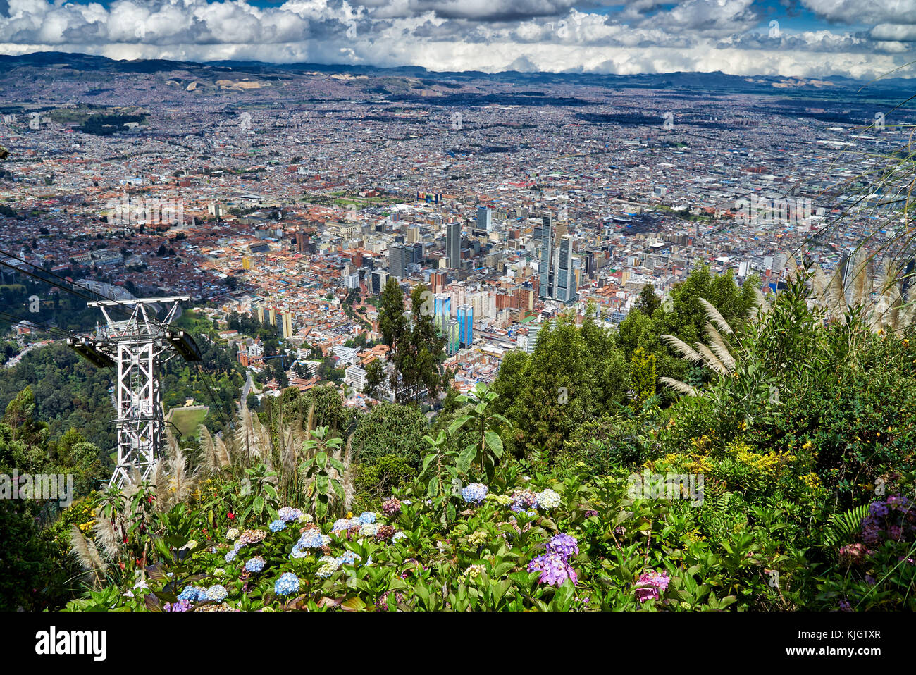 Vögel Auge Ansicht von Cerro de Monserrate Berg in Bogota, Kolumbien, Südamerika Stockfoto
