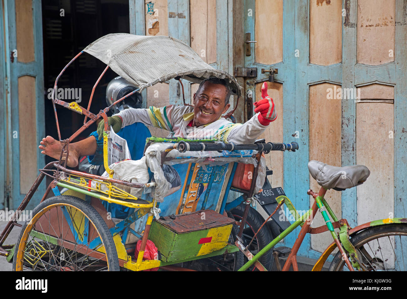 Happy becak Fahrer warten, für Kunden in Chinatown/Kya-kya/Kembang Jepun in Surabaya, Hauptstadt von Jawa Timur/Ost Java, Indonesien Stockfoto