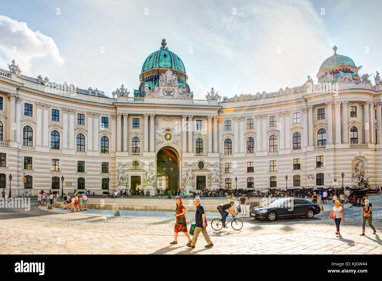 Wien, Österreich - 28 August: Touristen an der berühmten kaiserlichen Hofburg in Wien, Österreich, am 28. August 2017. Stockfoto
