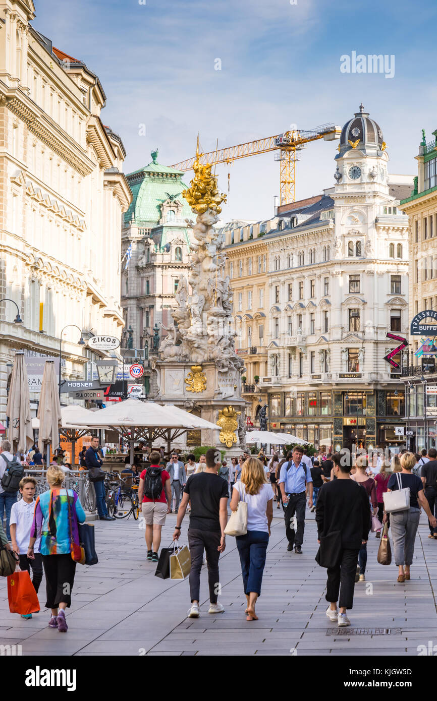 WIEN, ÖSTERREICH - AUGUST 28: Menschen in der Fußgängerzone von Wien, Österreich am 28. August 2017. Foto mit Blick auf die barocke Pestsäule. Stockfoto WIEN, ÖSTERREICH - AUGUST 28: Menschen in der Fußgängerzone von Wien, Österreich am 28. August 2017. Foto mit Blick auf die barocke Pestsäule. Stockfoto