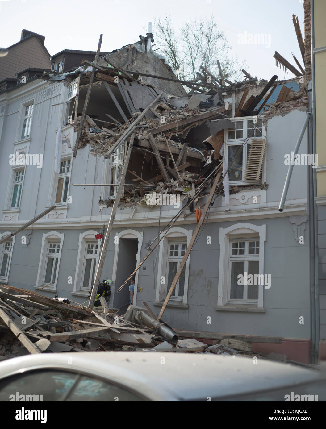 Dortmund, Deutschland - 31.03.2017: Feuerwehrleute versuchen, in einem alten Haus zu erhalten, das 1921 zur Rettung der Opfer oder Überlebenden nach einer vermuteten Gasexplosion. Dort, wo Menschen leben. Stockfoto