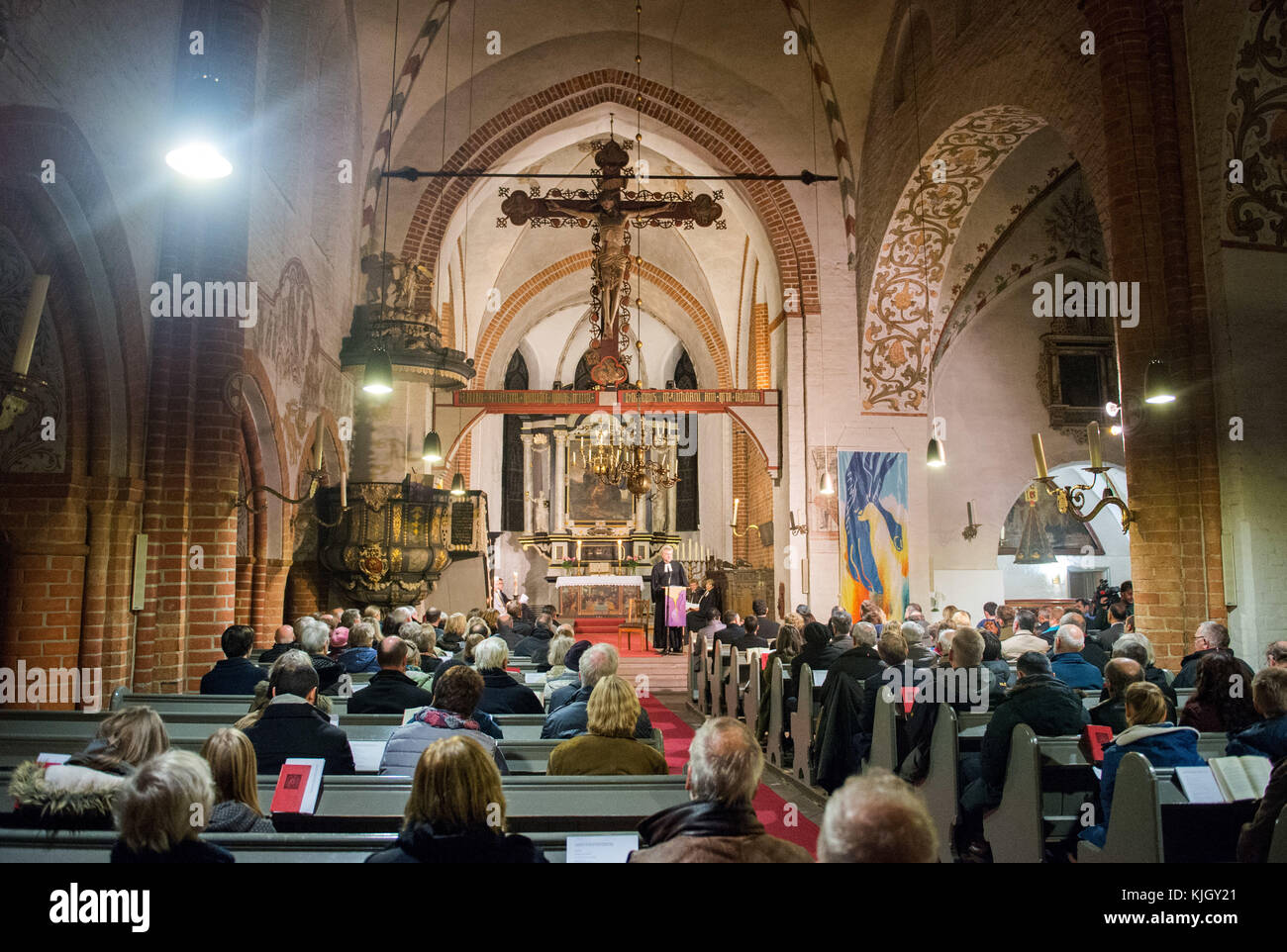 Moelln, Deutschland. November 2017. Die Menschen nehmen an einer Gedenkfeier zum Gedenken an die Brandanschläge 1992 in Moelln, Deutschland, am 23. November 2017 Teil. Ein rechtsextremer Brandanschlag riss vor 25 Jahren drei Menschenleben von Migranten weg. Vermerk: Daniel Bockwoldt/dpa/Alamy Live News Stockfoto