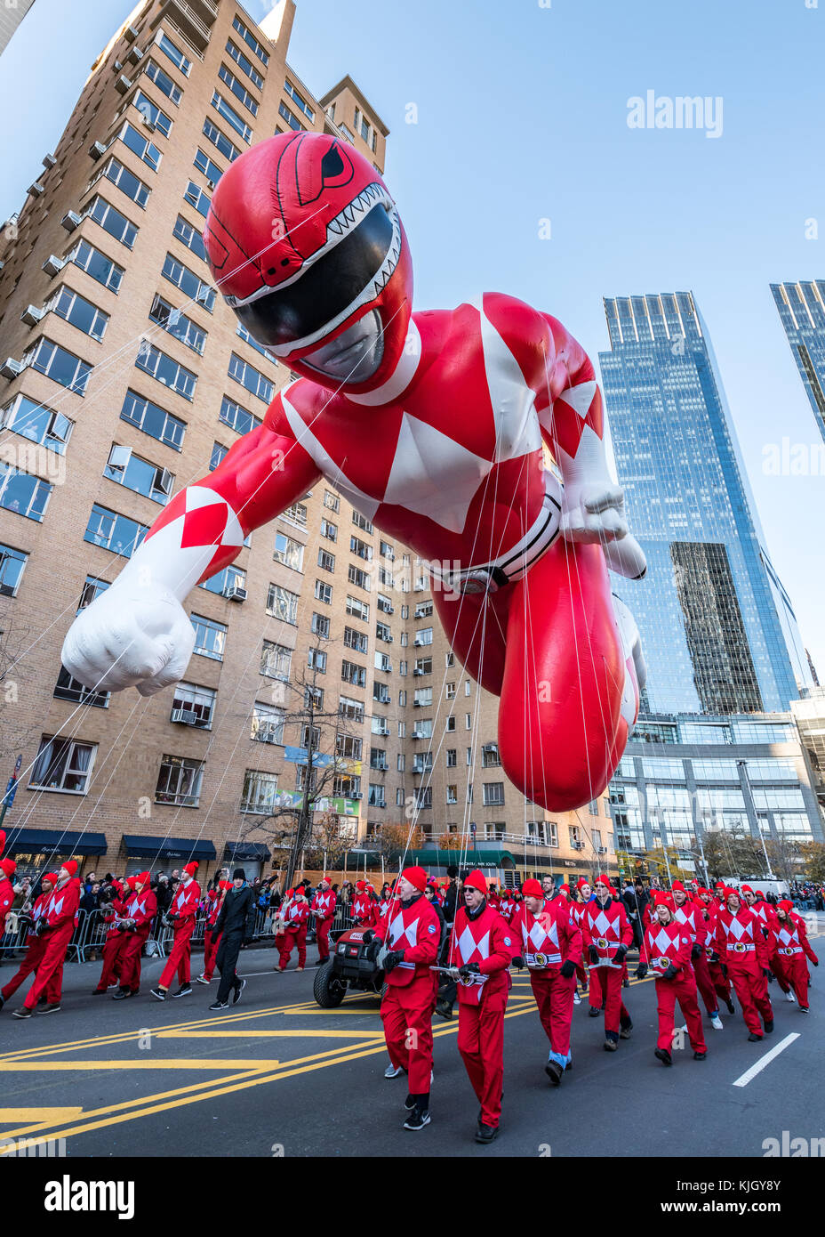 New York, USA, 23. Nov 2017. New York, USA, ein Ballon der Roten Mighty Morphin Power Ranger beteiligt sich an der 2017 Macy's Thanksgiving Day Parade 56n New Yorker Central Park West, Foto von Enrique Ufer/Alamy leben Nachrichten Stockfoto