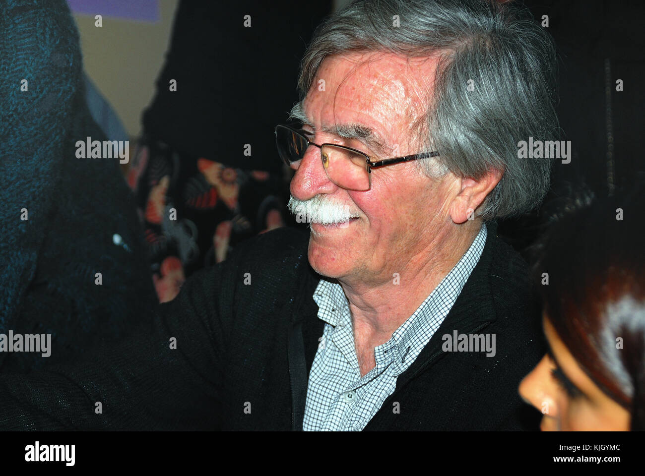 Padua, Italien. November 2017. Juan Martin Guevara präsentiert sein Buch 'Che, My Brother'. Viele Menschen nehmen an der Präsentation Teil. Die Autogrammstellung der Bücher. Quelle: Ferdinando Piezzi/Alamy Live News Stockfoto