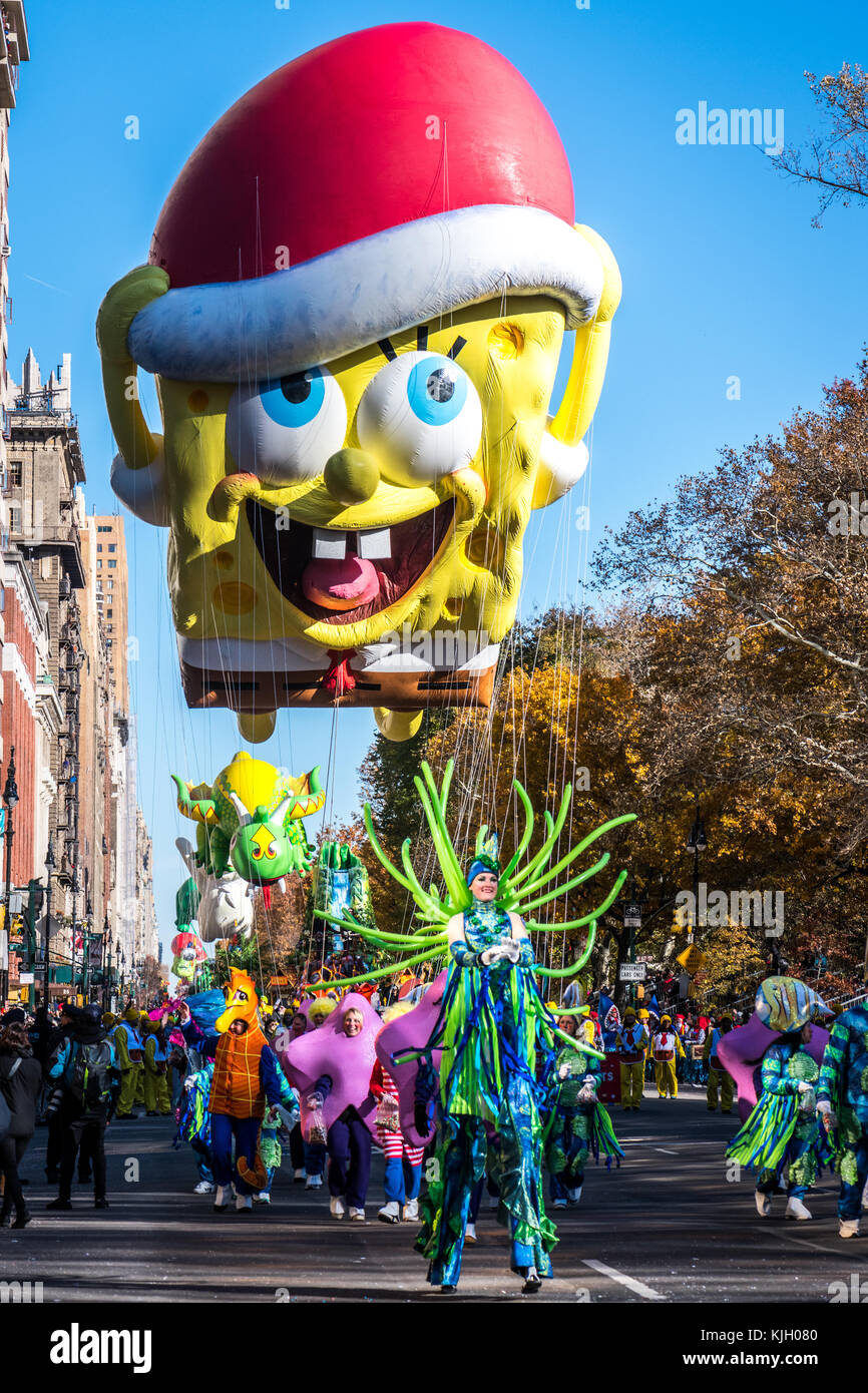 New York, USA. 23 Nov, 2017. Ein Ballon von SpongeBob beteiligt sich an der 2017 Macy's Thanksgiving Day Parade durch New Yorker Central Park West. Credit: Enrique Ufer/Alamy leben Nachrichten Stockfoto