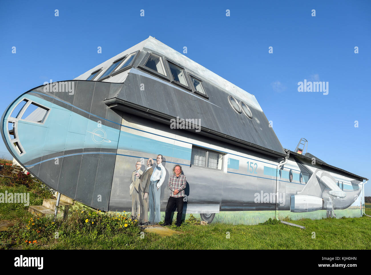 Gellmersdorf, Deutschland. November 2017. Der Journalist, Kinderpsychologe, Schriftsteller und Amateurpilot Wilfried Bergholz, der vor dem Flugsport-Informationszentrum in Form eines Jet-Flugzeugs des Typs Baade Junkers EF 152 in Gellmersdorf steht, 07. November 2017. Bergholz lebt in einem „Flugzeug“, und zwar mitten in der Uckermark. Am Rande von Gellmersdorf schuf er mit Hilfe seiner Freunde die perfekte Illusion. Quelle: Patrick Pleul/dpa-Zentralbild/dpa/Alamy Live News Stockfoto