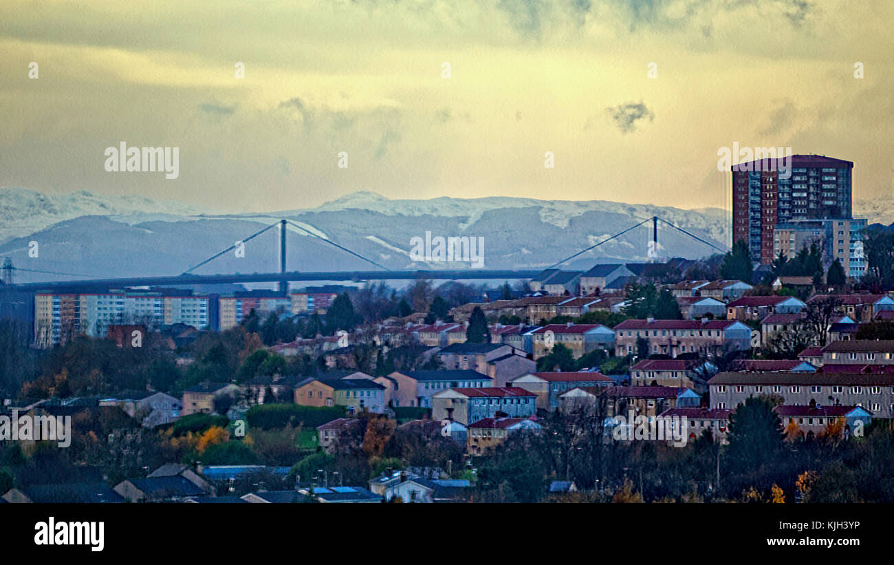Glasgow, Schottland, Großbritannien 24. November. Wetter in Großbritannien: Der erste Schnee fällt in der Stadt, da starke Regenfälle die ganze Stadt treffen, da die erskine-Brücke und die nördliche clydebank mit den Argyle-Hügeln im Westen schneebedeckt sind. Quelle: gerard Ferry/Alamy Live News Stockfoto