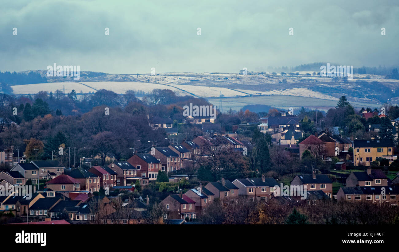 Glasgow, Schottland, Großbritannien 24. November. Wetter in Großbritannien: Der erste Schnee fällt in der Stadt, da starke Regenfälle die ganze Stadt treffen, während die campsie Fells von Wolken bedeckt sind, mit dem nördlichen Ritterwald im Vordergrund. Quelle: gerard Ferry/Alamy Live News Stockfoto