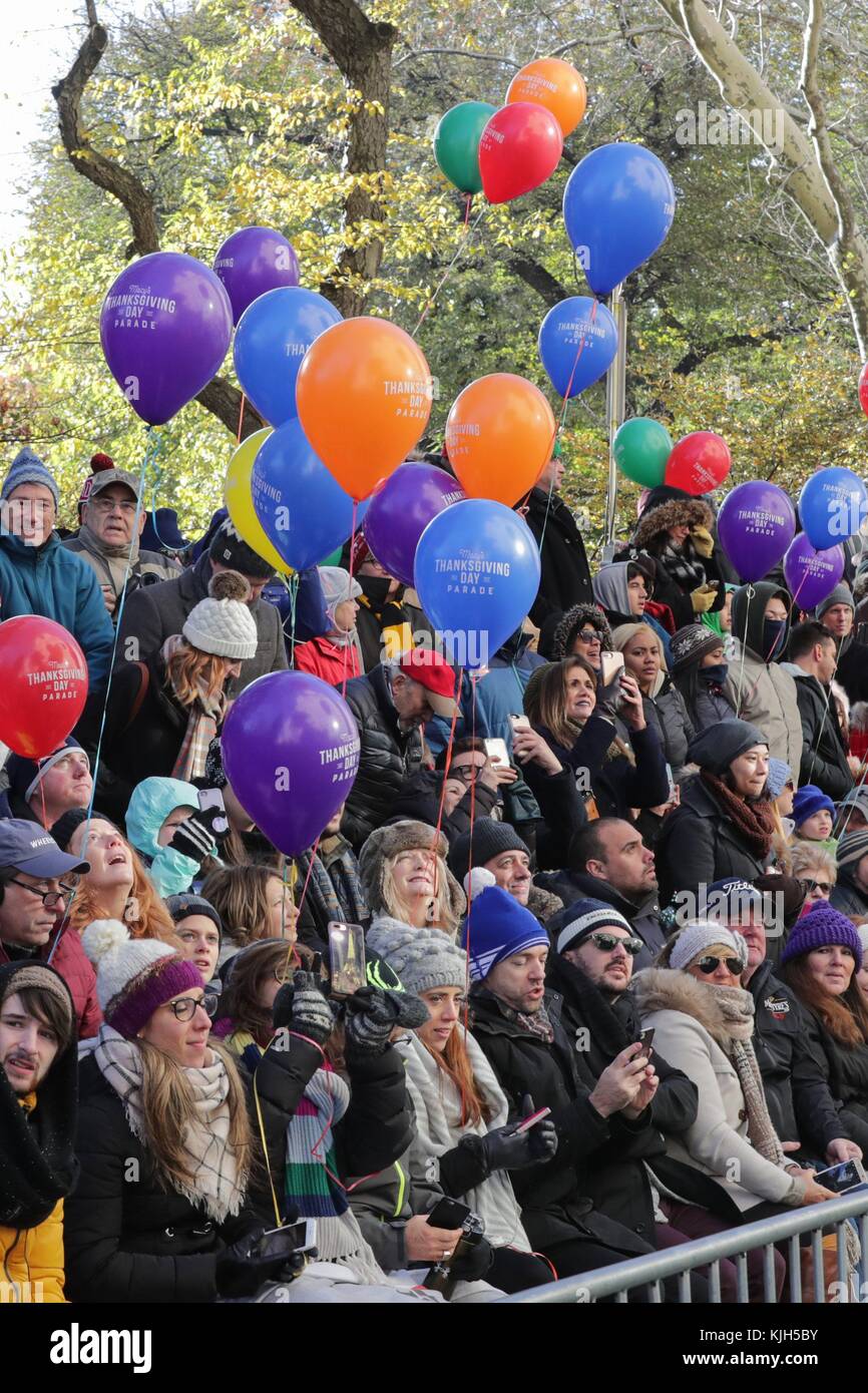 Central Park West, New York, USA, 23 2017. November - Tausende von Parade-Besucher nehmen heute an der jährlichen Macy's Thanksgiving Day Parade 91. in New York City Teil. Foto: Luiz Rampelotto/EuropaNewswire | weltweite Nutzung Stockfoto