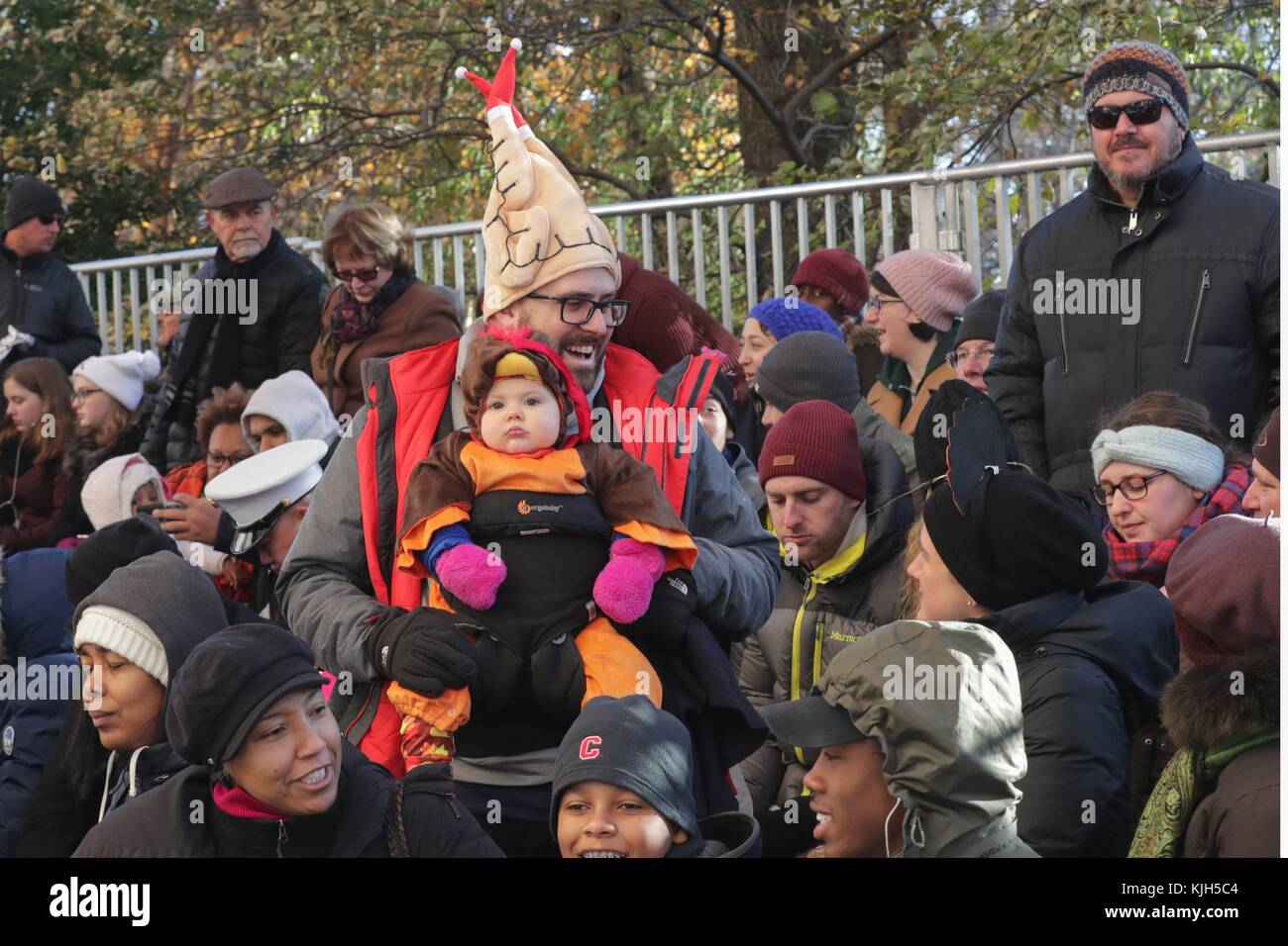 Central Park West, New York, USA, 23 2017. November - Tausende von Parade-Besucher nehmen heute an der jährlichen Macy's Thanksgiving Day Parade 91. in New York City Teil. Foto: Luiz Rampelotto/EuropaNewswire | weltweite Nutzung Stockfoto