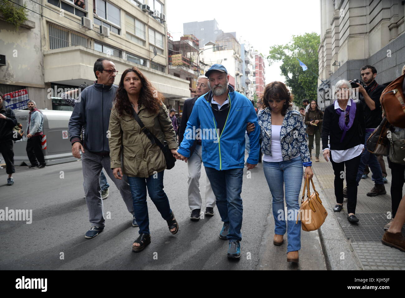 INT. November 2017. November 2017. Buenos Aires City, Arg.- SERGIO MALDONADO, Santiago Maldonados Bruder, informiert im Leichenschauhaus über die Ergebnisse der Autopsie an seinem Bruder. Santiago Maldonado starb 50 bis 70 Tage vor dem Tag, an dem er gefunden wurde, ertränkt und unterkühlt. Die Beerdigung findet morgen um 16 Uhr in der Stadt 25 de Mayo, Provinz Buenos Aires, statt. Credit: /ZUMA Wire/Alamy Live News Stockfoto