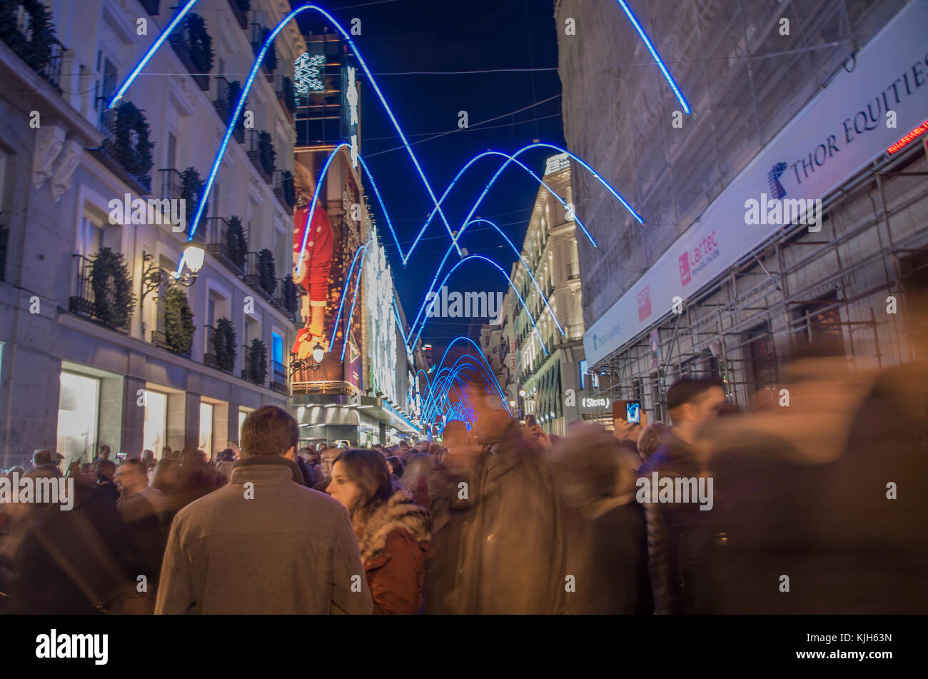 Madrid, Spanien. 24 Nov, 2017. Madrid Bürger versammelten sich in Sol Square die traditionelle Einschalten der Weihnachtsbaum und die Weihnachtsbeleuchtung in der ganzen Stadt zu zeugen. Credit: Lora Grigorova/Alamy leben Nachrichten Stockfoto