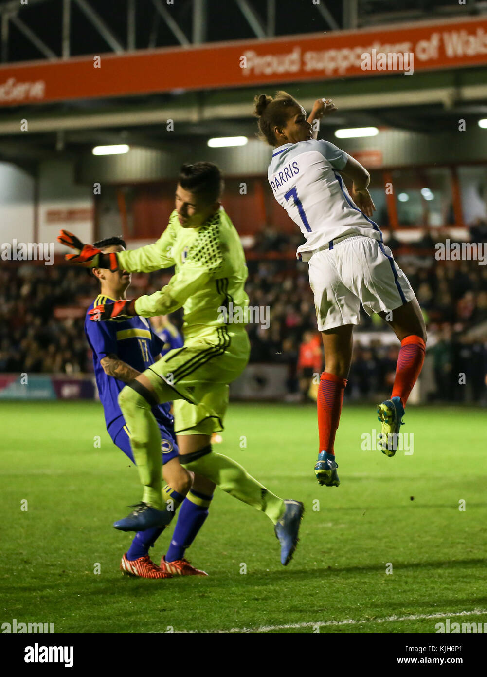 England's Frauen Team, den Löwinnen, Bosnien & Herzegowina, FIFA Frauenfussball Weltmeisterschaft qualifizieren, November 2017. Nikita Harris springt mit Torwart Almina Hodzic Stockfoto