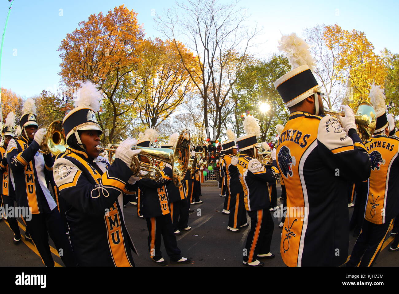 New York, USA. November 2017. The Prairie View A&M Marching Storm aus Prairie View, Texas, marschiert bei der 91st Macys Thanksgiving Day Parade in New York, 23. November 2017. ( Quelle: Gordon Donovan/Alamy Live News Stockfoto