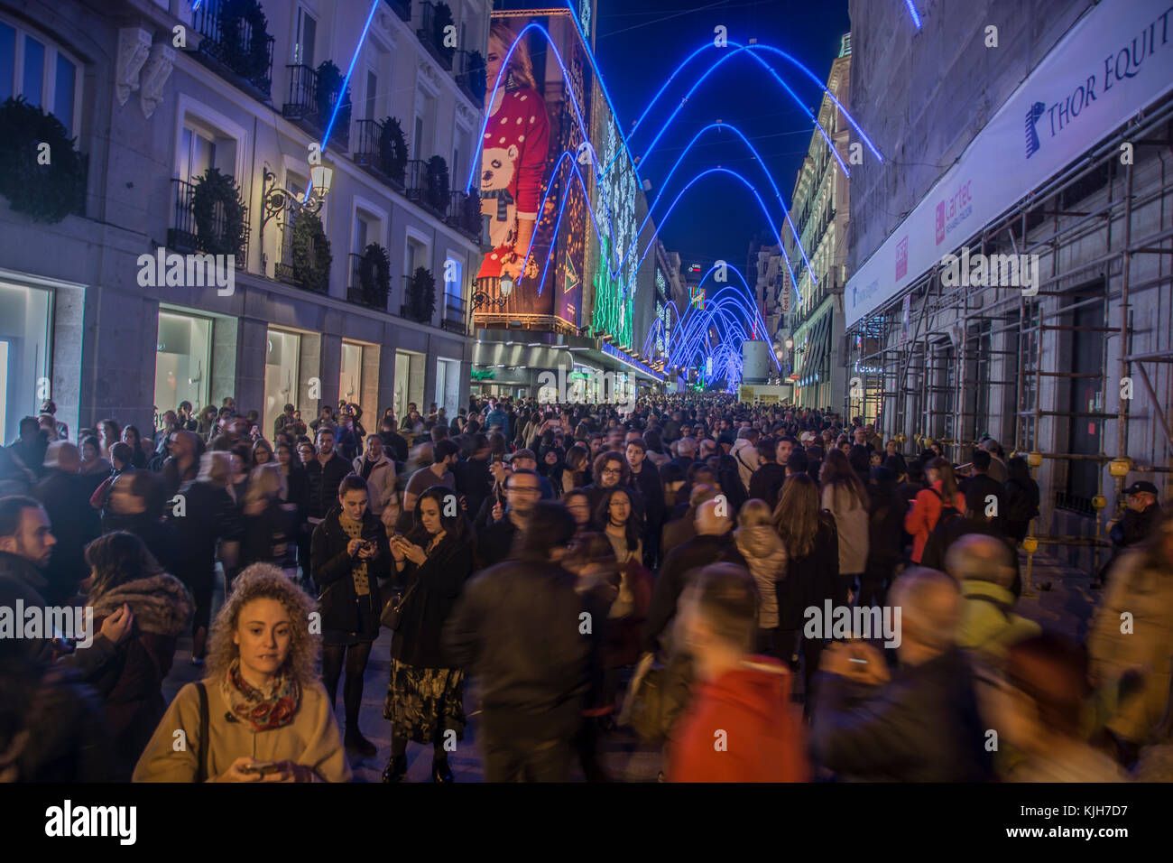 Madrid, Spanien. 24. November 2017. Menschen versammeln sich eine traditionelle massive Christmas Tree lighting im Sol Square und Garn via Kreditkarte zu beobachten: Alberto Sibaja Ramírez/Alamy leben Nachrichten Stockfoto