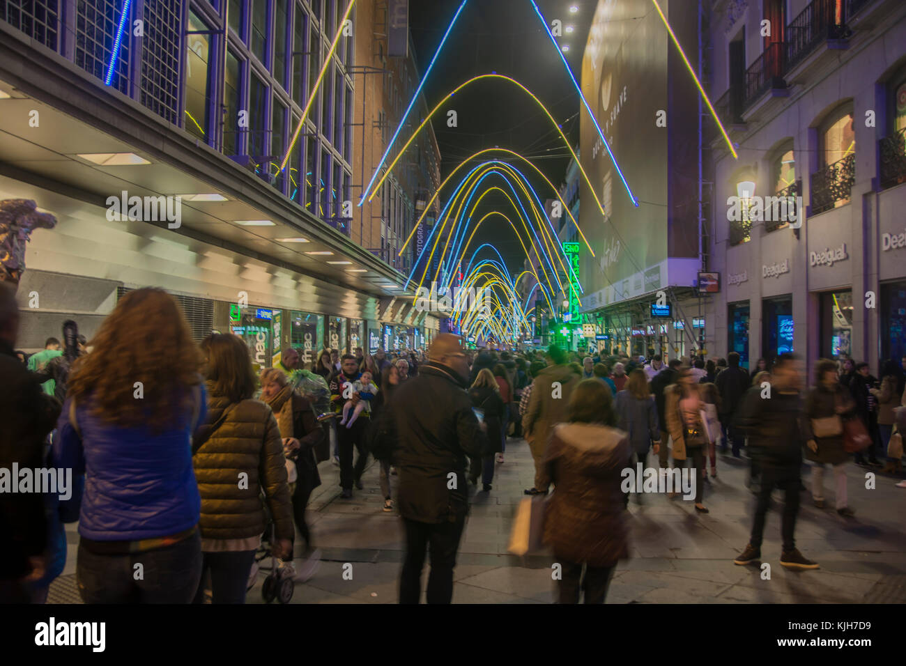 Madrid, Spanien. 24. November 2017. Menschen versammeln sich eine traditionelle massive Christmas Tree lighting im Sol Square und Garn via Kreditkarte zu beobachten: Alberto Sibaja Ramírez/Alamy leben Nachrichten Stockfoto