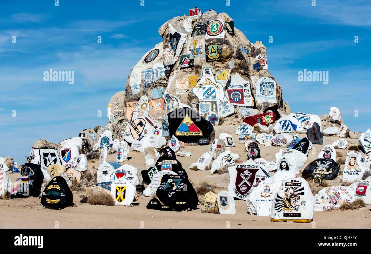 Fort Irwin, Kalifornien, USA. November 2017. Es ist eine Tradition für amerikanische Militäreinheiten, die in Fort Irwin in der Kunst des Krieges trainiert haben, ihre Einheitsabzeichen auf Felsbrocken zu malen, bevor sie dieses Mojave Desert National Training Center verlassen. Quelle: Brian Cahn/ZUMA Wire/Alamy Live News Stockfoto