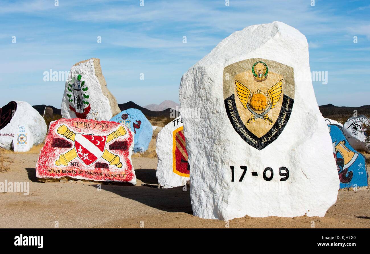 Fort Irwin, Kalifornien, USA. November 2017. Es ist eine Tradition für amerikanische Militäreinheiten, die in Fort Irwin in der Kunst des Krieges trainiert haben, ihre Einheitsabzeichen auf Felsbrocken zu malen, bevor sie dieses Mojave Desert National Training Center verlassen. Quelle: Brian Cahn/ZUMA Wire/Alamy Live News Stockfoto