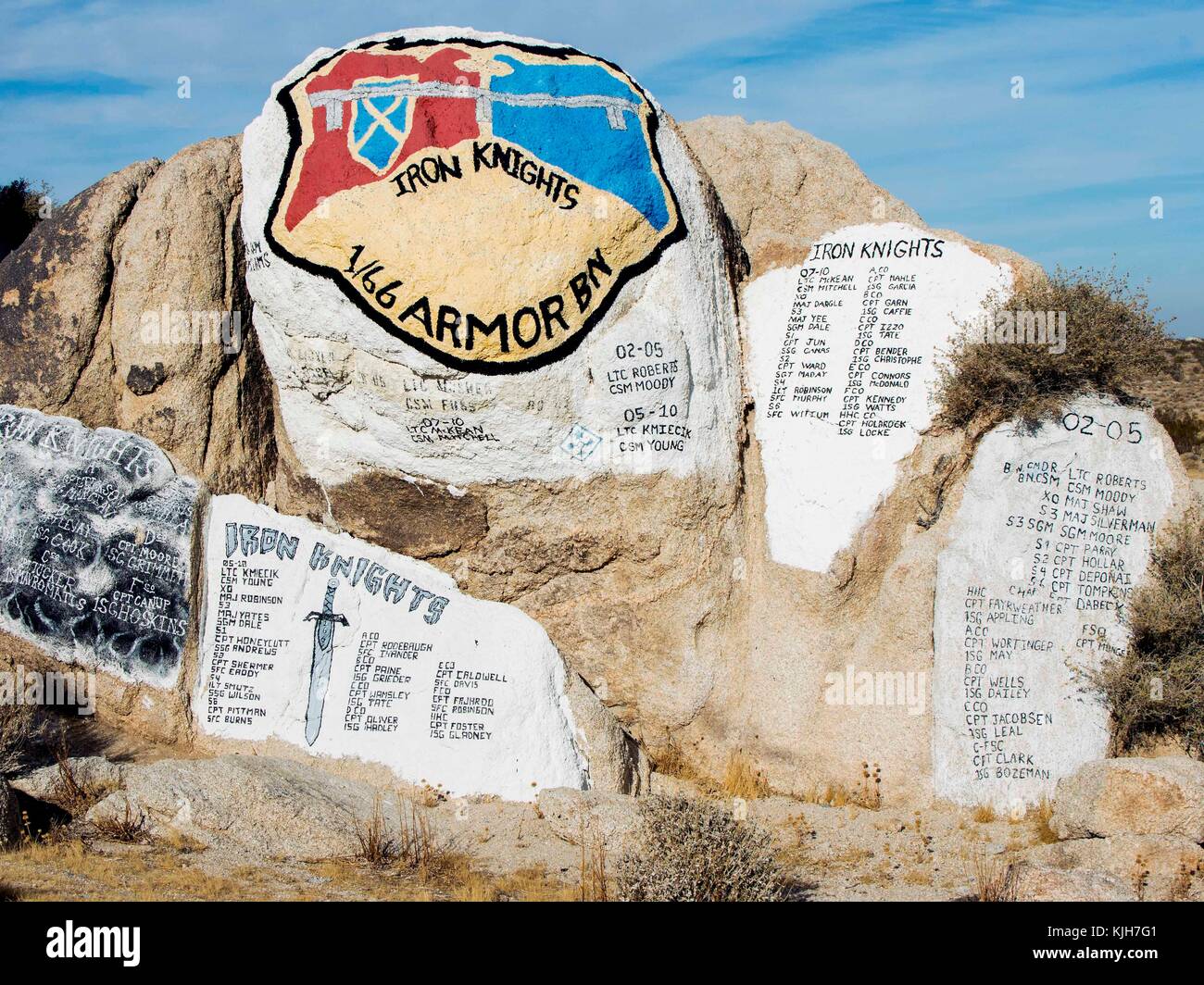 In fort Irwin, Kalifornien, USA. 24 Nov, 2017. Es hat eine Tradition für die amerikanische militärische Einheiten, die in der Kunst des Krieges am Fort Irwin ausgebildet haben ihre Einheit Abzeichen auf Felsbrocken zu malen vor der Abreise dieses Mojave Desert National Training Center geworden. Credit: Brian cahn/zuma Draht/alamy leben Nachrichten Stockfoto
