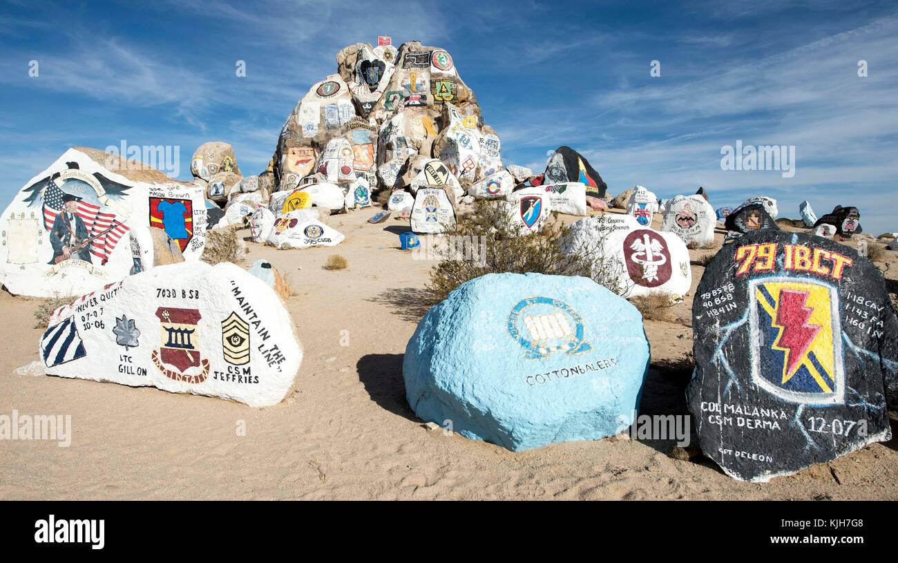Fort Irwin, Kalifornien, USA. November 2017. Es ist eine Tradition für amerikanische Militäreinheiten, die in Fort Irwin in der Kunst des Krieges trainiert haben, ihre Einheitsabzeichen auf Felsbrocken zu malen, bevor sie dieses Mojave Desert National Training Center verlassen. Quelle: Brian Cahn/ZUMA Wire/Alamy Live News Stockfoto