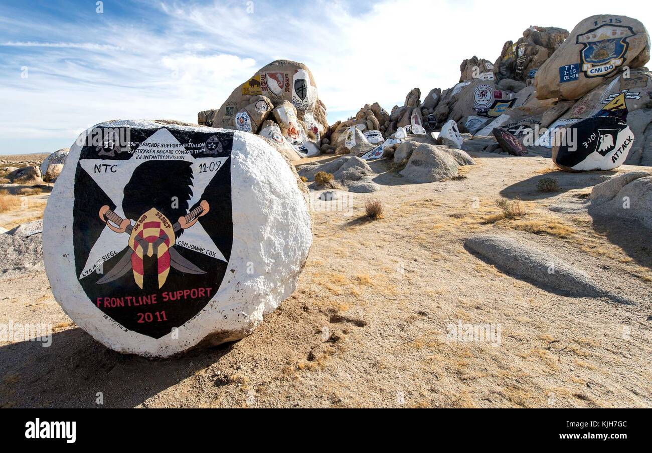 Fort Irwin, Kalifornien, USA. November 2017. Es ist eine Tradition für amerikanische Militäreinheiten, die in Fort Irwin in der Kunst des Krieges trainiert haben, ihre Einheitsabzeichen auf Felsbrocken zu malen, bevor sie dieses Mojave Desert National Training Center verlassen. Quelle: Brian Cahn/ZUMA Wire/Alamy Live News Stockfoto