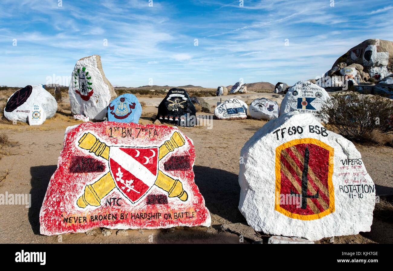 Fort Irwin, Kalifornien, USA. November 2017. Es ist eine Tradition für amerikanische Militäreinheiten, die in Fort Irwin in der Kunst des Krieges trainiert haben, ihre Einheitsabzeichen auf Felsbrocken zu malen, bevor sie dieses Mojave Desert National Training Center verlassen. Quelle: Brian Cahn/ZUMA Wire/Alamy Live News Stockfoto