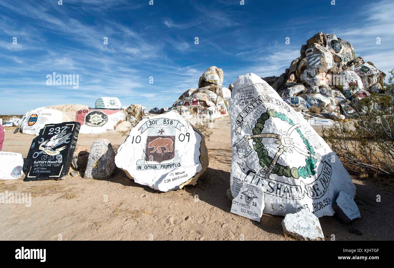 Fort Irwin, Kalifornien, USA. November 2017. Es ist eine Tradition für amerikanische Militäreinheiten, die in Fort Irwin in der Kunst des Krieges trainiert haben, ihre Einheitsabzeichen auf Felsbrocken zu malen, bevor sie dieses Mojave Desert National Training Center verlassen. Quelle: Brian Cahn/ZUMA Wire/Alamy Live News Stockfoto