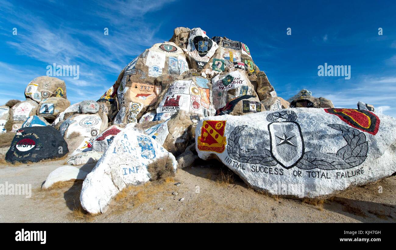 Fort Irwin, Kalifornien, USA. November 2017. Es ist eine Tradition für amerikanische Militäreinheiten, die in Fort Irwin in der Kunst des Krieges trainiert haben, ihre Einheitsabzeichen auf Felsbrocken zu malen, bevor sie dieses Mojave Desert National Training Center verlassen. Quelle: Brian Cahn/ZUMA Wire/Alamy Live News Stockfoto