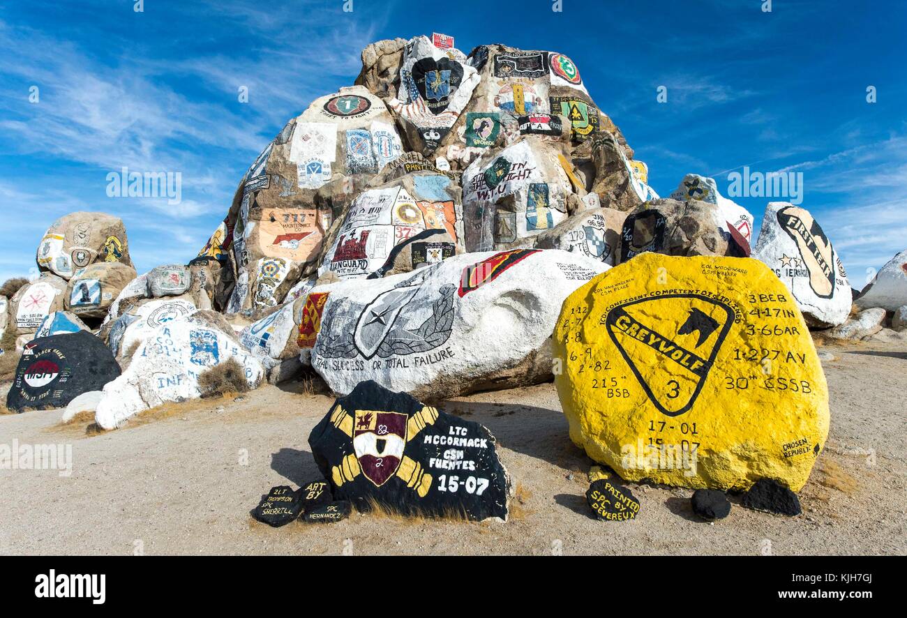 Fort Irwin, Kalifornien, USA. November 2017. Es ist eine Tradition für amerikanische Militäreinheiten, die in Fort Irwin in der Kunst des Krieges trainiert haben, ihre Einheitsabzeichen auf Felsbrocken zu malen, bevor sie dieses Mojave Desert National Training Center verlassen. Quelle: Brian Cahn/ZUMA Wire/Alamy Live News Stockfoto