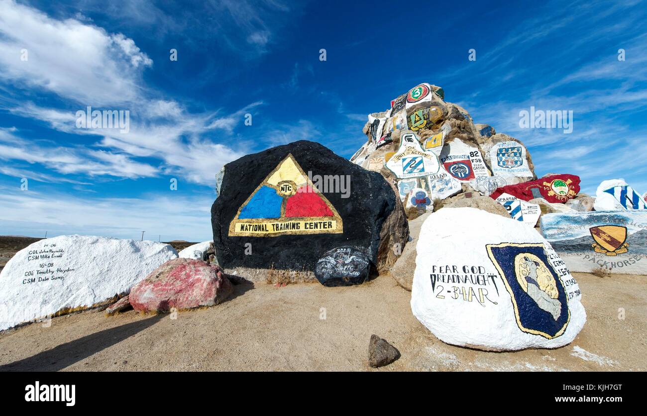 Fort Irwin, Kalifornien, USA. November 2017. Es ist eine Tradition für amerikanische Militäreinheiten, die in Fort Irwin in der Kunst des Krieges trainiert haben, ihre Einheitsabzeichen auf Felsbrocken zu malen, bevor sie dieses Mojave Desert National Training Center verlassen. Quelle: Brian Cahn/ZUMA Wire/Alamy Live News Stockfoto