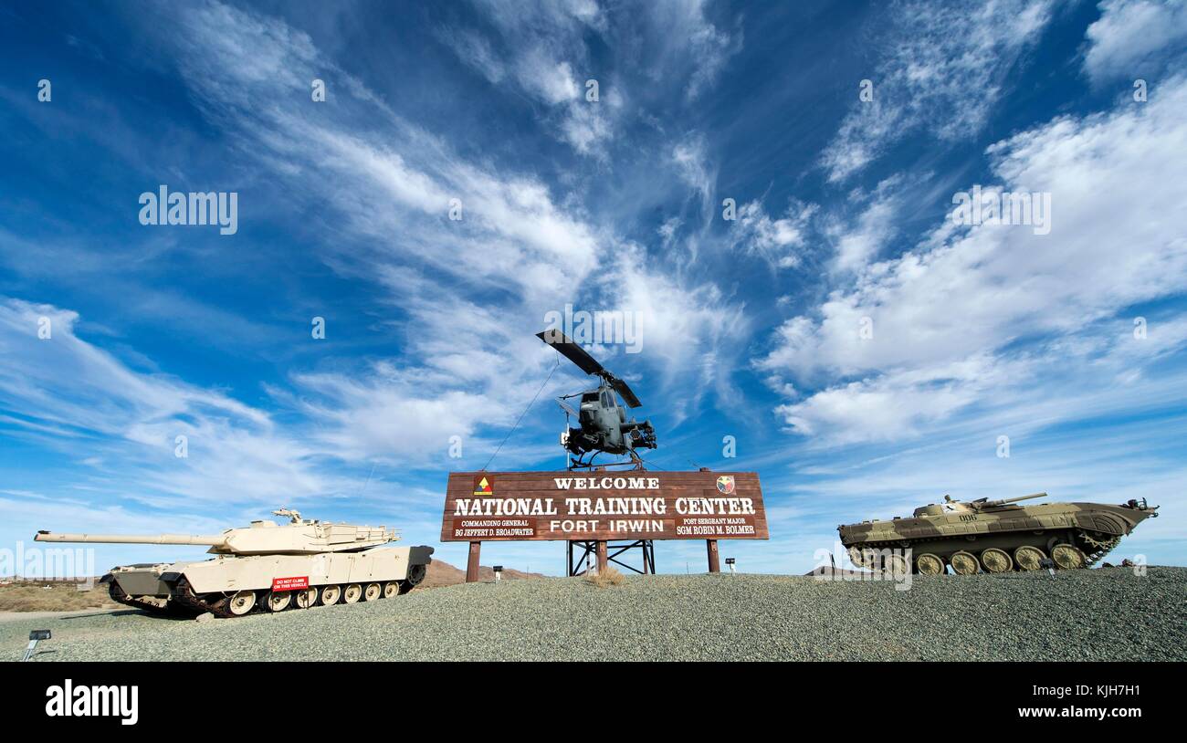In fort Irwin, Kalifornien, USA. 24 Nov, 2017. Das willkommensschild am Fort Irwin, Mojave Desert National Training Center der Armee. Credit: Brian cahn/zuma Draht/alamy leben Nachrichten Stockfoto