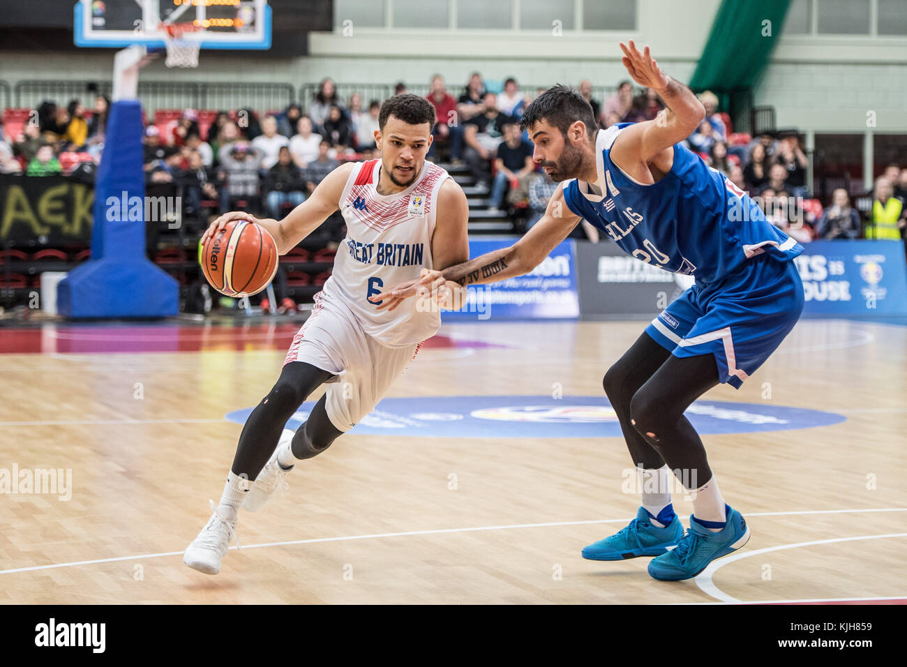 Leicester, Großbritannien. 24 Nov, 2017. Großbritannien luke Nelson und Griechenland Dusan sakota während der FIBA WM-Qualifikation zwischen Großbritannien und Griechenland an der Leicester Arena. Endstand Großbritannien 92 Griechenland 95 Credit: Wright Stephen/Sopa/zuma Draht/alamy leben Nachrichten Stockfoto