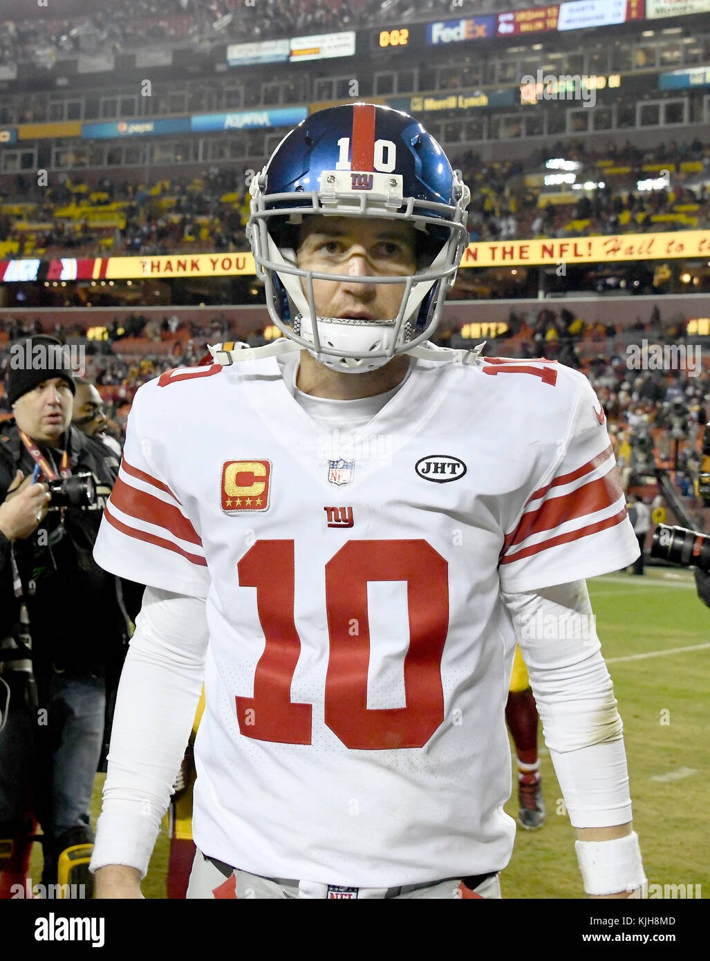 New York Giants Quarterback Eli Manning (10) verlässt das Feld nach dem Spiel gegen die Washington Redskins an FedEx Field in Landover, Maryland am Donnerstag, 23. November 2017. Die Redskins gewann das Spiel 20 - 10. Credit: Ron Sachs/CNP (Einschränkung: Keine New York oder New Jersey Zeitungen oder Zeitschriften innerhalb eines 75-Meilen-Radius von New York City) EDITORIAL NUR VERWENDEN - KEINE LEITUNG SERVICE - Foto: Ron Sachs/Konsolidierte/dpa Stockfoto